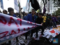 Panas! Demo Tolak BBM Sampai Dorong-Dorongan, Terabas Duri