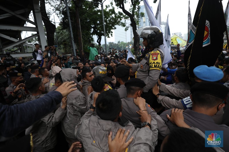Sejumlah elemen mahasiswa menggelar demo menolak kenaikan harga BBM di kawasan Patung Kuda, Jakarta Pusat (Jakpus), Kamis (8/9/2022). (CNBC Indonesia/ Tri Susilo)
