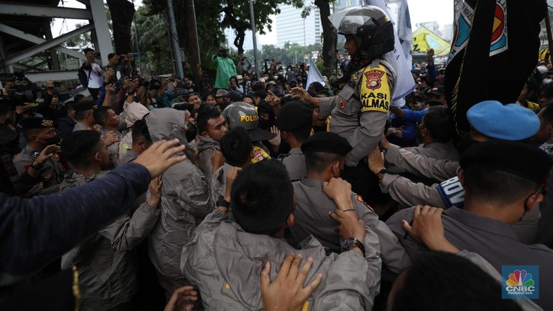 Sejumlah elemen mahasiswa menggelar demo menolak kenaikan harga BBM di kawasan Patung Kuda, Jakarta Pusat (Jakpus), Kamis (8/9/2022). (CNBC Indonesia/ Tri Susilo)