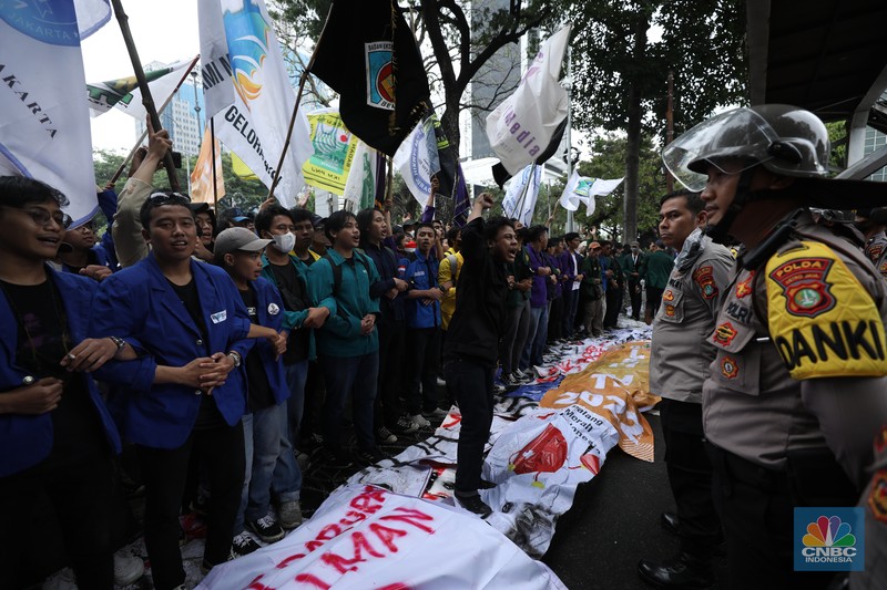 Demo Badan Eksekutif Mahasiswa Seluruh Indonesia (BEM SI) Menolak Kenaikan Harga BBM Sejumlah elemen mahasiswa menggelar demo menolak kenaikan harga BBM di kawasan Patung Kuda, Jakarta Pusat (Jakpus), Kamis (8/9/2022). (CNBC Indonesia/ Tri Susilo)