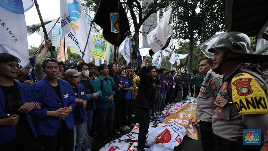Sejumlah elemen mahasiswa menggelar demo menolak kenaikan harga BBM di kawasan Patung Kuda, Jakarta Pusat (Jakpus), Kamis (8/9/2022). (CNBC Indonesia/ Tri Susilo)
