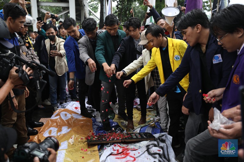 Demo Badan Eksekutif Mahasiswa Seluruh Indonesia (BEM SI) Menolak Kenaikan Harga BBM Sejumlah elemen mahasiswa menggelar demo menolak kenaikan harga BBM di kawasan Patung Kuda, Jakarta Pusat (Jakpus), Kamis (8/9/2022). (CNBC Indonesia/ Tri Susilo)