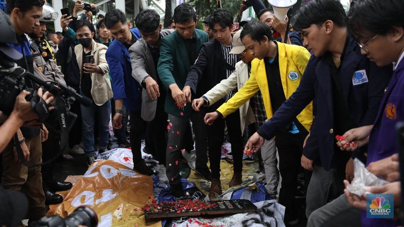 Sejumlah elemen mahasiswa menggelar demo menolak kenaikan harga BBM di kawasan Patung Kuda, Jakarta Pusat (Jakpus), Kamis (8/9/2022). (CNBC Indonesia/ Tri Susilo)