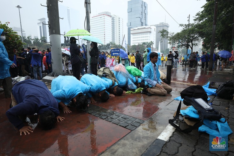 Sejumlah elemen mahasiswa yang tergabung dalam aliansi Badan Eksekutif Mahasiswa Seluruh Indonesia (BEM SI) menggelar demo menolak kenaikan harga BBM di kawasan Patung Kuda, Jakarta Pusat (Jakpus), Kamis (8/9/2022) BEM SI mengkritik sikap pemerintah yang dinilai telah mengabaikan suara penolakan masyarakat terkait penolakan kenaikan harga BBM bersubsidi. (CNBC Indonesia/ Tri Susilo)