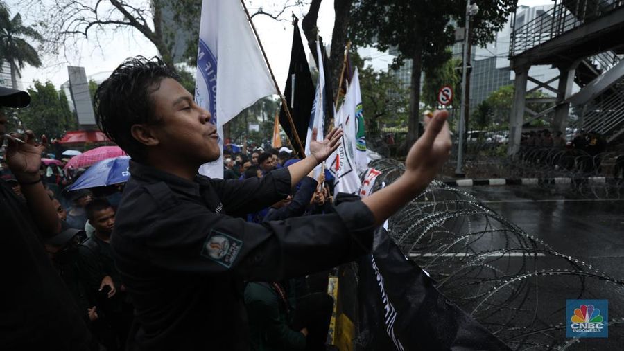 Sejumlah elemen mahasiswa yang tergabung dalam aliansi Badan Eksekutif Mahasiswa Seluruh Indonesia (BEM SI) menggelar demo menolak kenaikan harga BBM di kawasan Patung Kuda, Jakarta Pusat (Jakpus), Kamis (8/9/2022) BEM SI mengkritik sikap pemerintah yang dinilai telah mengabaikan suara penolakan masyarakat terkait penolakan kenaikan harga BBM bersubsidi. (CNBC Indonesia/ Tri Susilo)