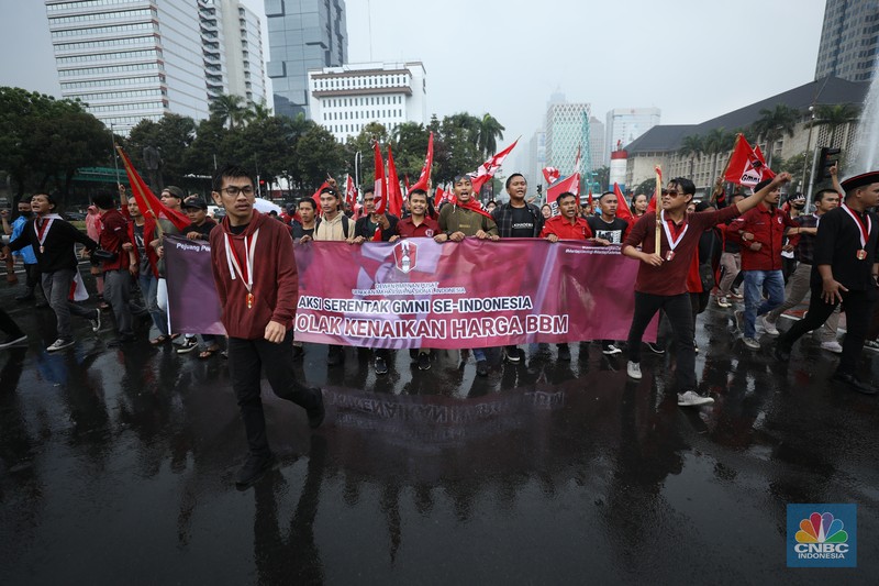 Sejumlah elemen mahasiswa yang tergabung dalam aliansi Badan Eksekutif Mahasiswa Seluruh Indonesia (BEM SI) menggelar demo menolak kenaikan harga BBM di kawasan Patung Kuda, Jakarta Pusat (Jakpus), Kamis (8/9/2022) BEM SI mengkritik sikap pemerintah yang dinilai telah mengabaikan suara penolakan masyarakat terkait penolakan kenaikan harga BBM bersubsidi. (CNBC Indonesia/ Tri Susilo)