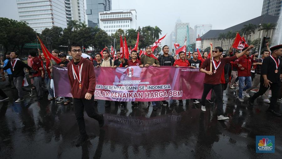 Sejumlah elemen mahasiswa yang tergabung dalam aliansi Badan Eksekutif Mahasiswa Seluruh Indonesia (BEM SI) menggelar demo menolak kenaikan harga BBM di kawasan Patung Kuda, Jakarta Pusat (Jakpus), Kamis (8/9/2022) BEM SI mengkritik sikap pemerintah yang dinilai telah mengabaikan suara penolakan masyarakat terkait penolakan kenaikan harga BBM bersubsidi. (CNBC Indonesia/ Tri Susilo)