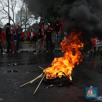 Tolak Harga BBM Naik, Mahasiswa Bakar Ban di Patung Kuda