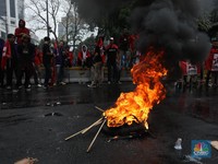 Tolak Harga BBM Naik, Mahasiswa Bakar Ban di Patung Kuda