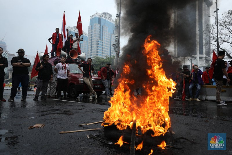 Sejumlah elemen mahasiswa yang tergabung dalam aliansi Badan Eksekutif Mahasiswa Seluruh Indonesia (BEM SI) menggelar demo menolak kenaikan harga BBM di kawasan Patung Kuda, Jakarta Pusat (Jakpus), Kamis (8/9/2022) BEM SI mengkritik sikap pemerintah yang dinilai telah mengabaikan suara penolakan masyarakat terkait penolakan kenaikan harga BBM bersubsidi. (CNBC Indonesia/ Tri Susilo)