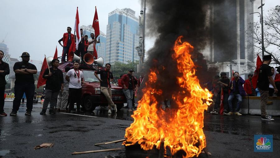 Sejumlah elemen mahasiswa yang tergabung dalam aliansi Badan Eksekutif Mahasiswa Seluruh Indonesia (BEM SI) menggelar demo menolak kenaikan harga BBM di kawasan Patung Kuda, Jakarta Pusat (Jakpus), Kamis (8/9/2022) BEM SI mengkritik sikap pemerintah yang dinilai telah mengabaikan suara penolakan masyarakat terkait penolakan kenaikan harga BBM bersubsidi. (CNBC Indonesia/ Tri Susilo)