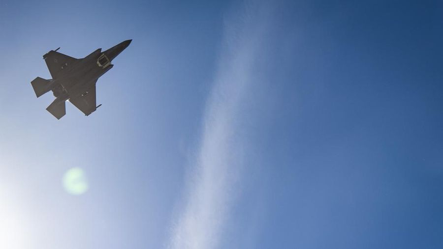 Pesawat tempur siluman Lockheed Martin F-35 Lightning Angkatan Udara AS terbang di atas Teluk San Francisco di San Francisco, California pada 13 Oktober 2019.  (Photo by Yichuan Cao/NurPhoto via Getty Images)