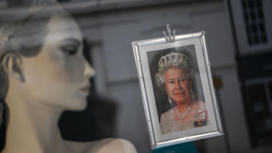 Foto Ratu Elizabeth II tergambar di etalase toko di Colchester, Inggris timur pada 31 Mei 2022, saat persiapan sedang berlangsung menjelang perayaan Queen's Platinum Jubilee yang akan dimulai pada Kamis. (Photo by DANIEL LEAL/AFP via Getty Images)