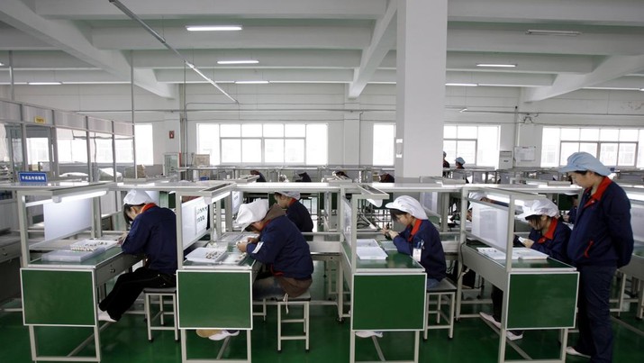 Ilustrasi Pekerja Pabrik Workers assemble electronic cigarettes on a production line at the Ruyan factory in Tianjin, China, Thursday, Feb. 19, 2009. The battery-powered products, which resemble real cigarettes but produce a fine nicotine mist, which is absorbed quickly and directly by the lungs, are gaining ground in America and Europe, and have even made a dent in China, home to 350 million smokers - the world's biggest tobacco market. (AP Photo/Greg Baker)