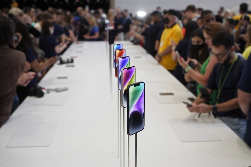 Peluncuran iphone 14 baru Para tamu mencoba iPhone 14 baru di acara Apple di kantor pusat mereka di Cupertino, California, Amerika Serikat, Rabu (7/9/2022). (REUTERS/Carlos Barria)