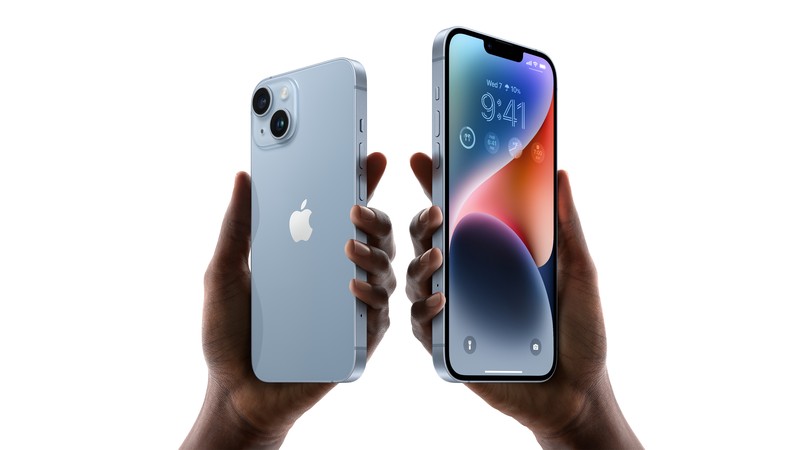 Para tamu mencoba iPhone 14 baru di acara Apple di kantor pusat mereka di Cupertino, California, Amerika Serikat, Rabu (7/9/2022). (REUTERS/Carlos Barria)