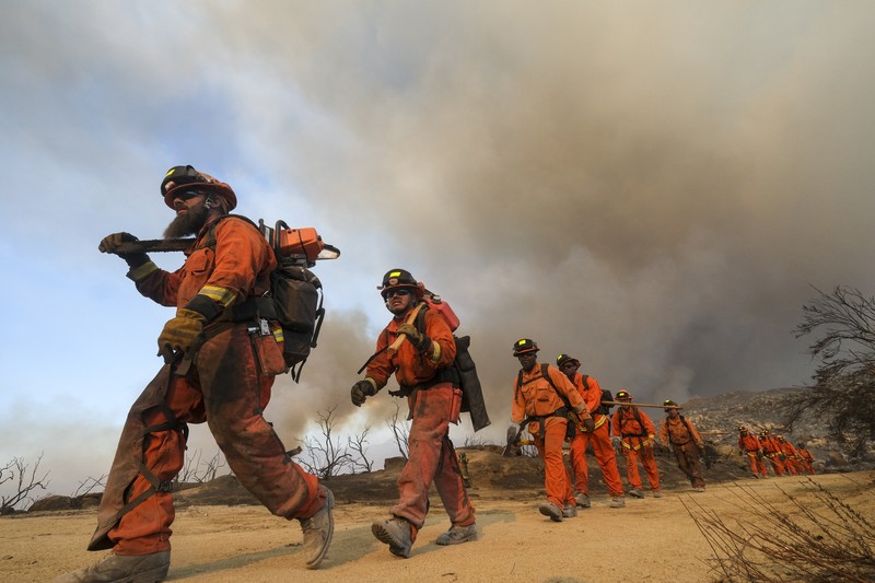 Kebakaran Hutan Fairview di Riverside County, California, AS Sebuah pesawat pemadam kebakaran bekerja memadamkan api yang telah mendekati rumah selama Kebakaran hutan Fairview dekat Hemet, California di Riverside County, AS, Rabu (7/9/2022). Kebakaran hutan akibat gelombang panas di California, Amerika Serikat (AS), terus meluas dengan cepat. Kejadian tersebut menyebabkan dua orang tewas dan ribuan orang dievakuasi untuk mengungsi. (Photo by PATRICK T. FALLON/AFP via Getty Images)