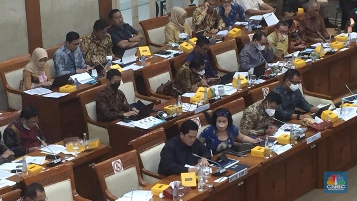 Menteri BUMN Erick Thohir rapat dengan Komisi VI. (CNBC Indonesia/Romys Binekasri)