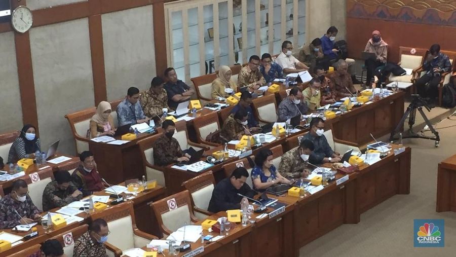Menteri BUMN Erick Thohir rapat dengan Komisi VI. (CNBC Indonesia/Romys Binekasri)