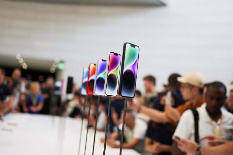 Peluncuran iphone 14 baru Para tamu mencoba iPhone 14 baru di acara Apple di kantor pusat mereka di Cupertino, California, Amerika Serikat, Rabu (7/9/2022). (REUTERS/Carlos Barria)