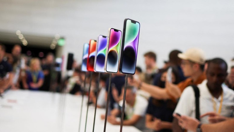 Para tamu mencoba iPhone 14 baru di acara Apple di kantor pusat mereka di Cupertino, California, Amerika Serikat, Rabu (7/9/2022). (REUTERS/Carlos Barria)