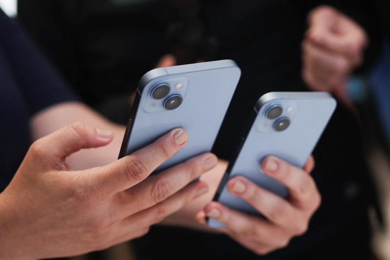 Para tamu mencoba iPhone 14 baru di acara Apple di kantor pusat mereka di Cupertino, California, Amerika Serikat, Rabu (7/9/2022). (REUTERS/Carlos Barria)