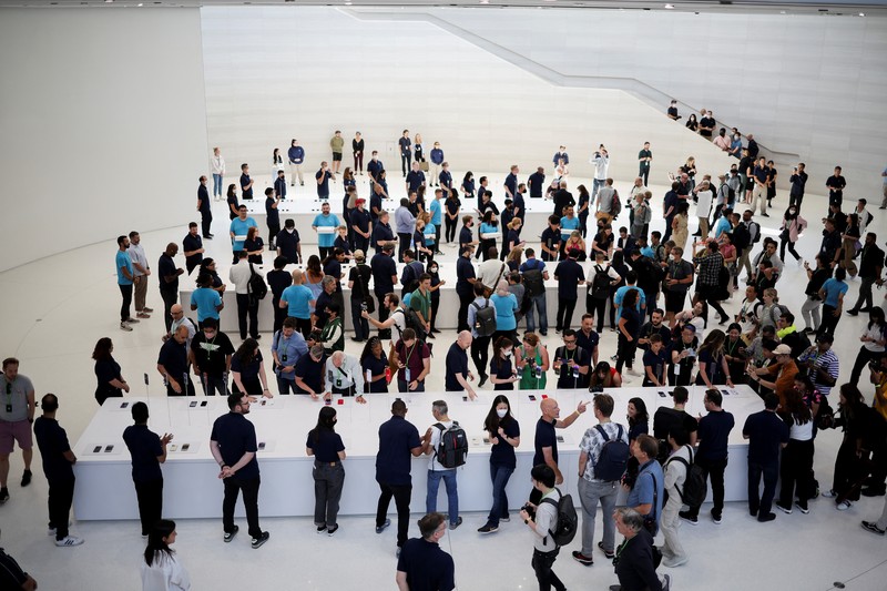 Peluncuran iphone 14 baru Para tamu mencoba iPhone 14 baru di acara Apple di kantor pusat mereka di Cupertino, California, Amerika Serikat, Rabu (7/9/2022). (REUTERS/Carlos Barria)