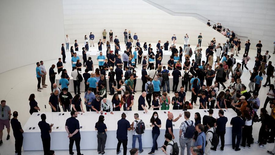 Para tamu mencoba iPhone 14 baru di acara Apple di kantor pusat mereka di Cupertino, California, Amerika Serikat, Rabu (7/9/2022). (REUTERS/Carlos Barria)