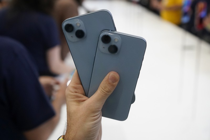 Para tamu mencoba iPhone 14 baru di acara Apple di kantor pusat mereka di Cupertino, California, Amerika Serikat, Rabu (7/9/2022). (REUTERS/Carlos Barria)
