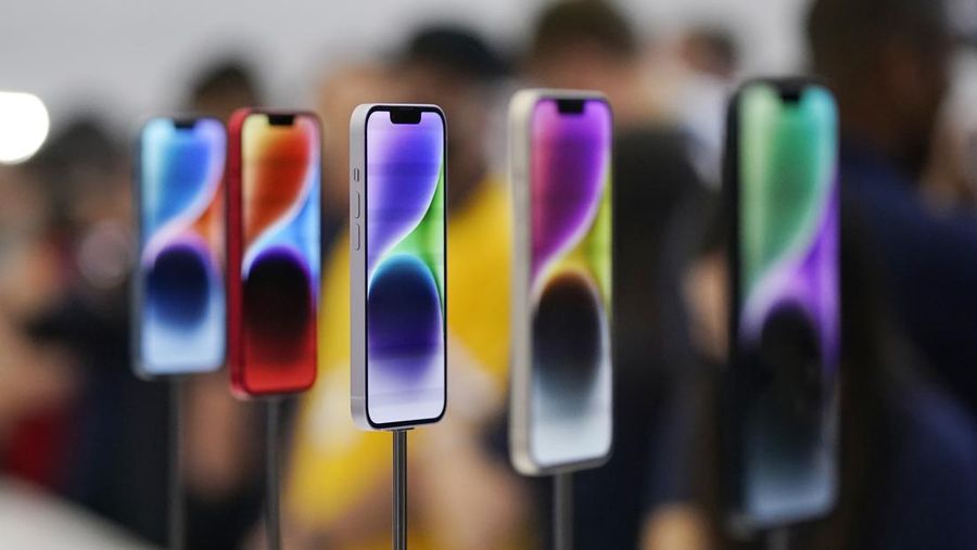 iPhone 14 baru dipamerkan di acara Apple di kampus kantor pusat Apple di Cupertino, California, Rabu (7/9/2022). (AP Photo/Jeff Chiu)