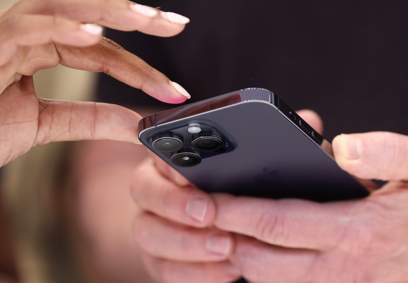 Peluncuran iphone 14 baru Para tamu mencoba iPhone 14 baru di acara Apple di kantor pusat mereka di Cupertino, California, Amerika Serikat, Rabu (7/9/2022). (REUTERS/Carlos Barria)