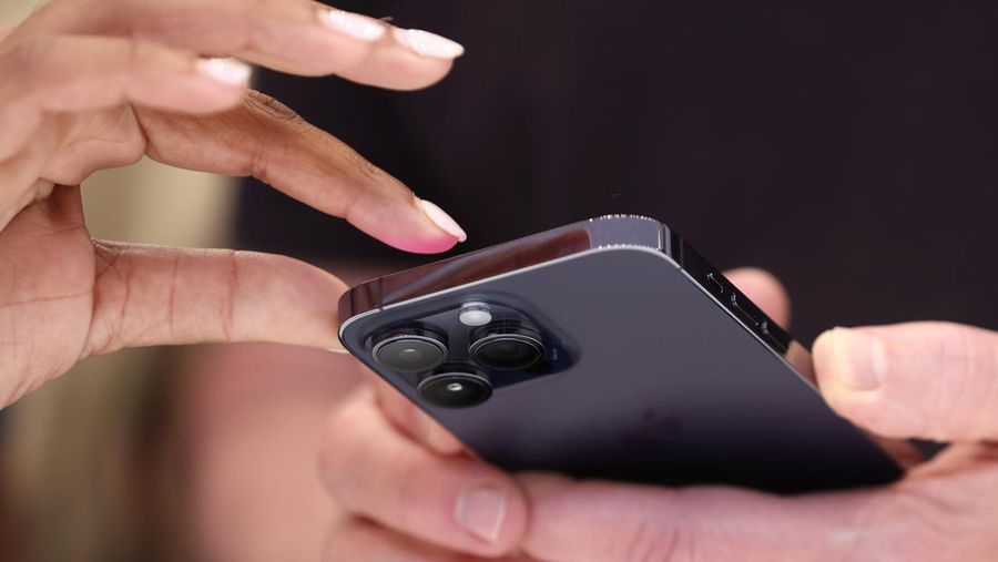 Pengunjung memeriksa iPhone 14 Pro baru selama acara khusus Apple di Cupertino, California, Amerika Serikat, Rabu (7/9/2022).  CEO Apple Tim Cook meluncurkan iPhone 14 baru serta versi baru Apple Watch, termasuk Apple Watch SE, versi murah dari arloji populer yang akan dijual mulai dari $249. (Foto oleh Justin Sullivan/Getty Images)