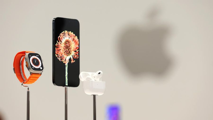 Apple Watch Ultra, iPhone 14, dan AirPods Pro baru ditampilkan selama acara khusus Apple di kantor pusat mereka di Cupertino, California, Amerika Serikat, Rabu (7/9/2022). Apple meluncurkan iPhone 14 baru serta versi baru dari Apple Watch, termasuk Apple Watch SE, versi murah dari arloji populer yang akan mulai dari $249.  (Photo by Justin Sullivan/Getty Images)