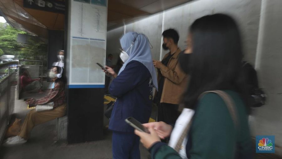Pengguna jasa transportasi ojek online menunggu driver di Stasiun Palmerah, Jakarta, Kamis (8/9/2022).