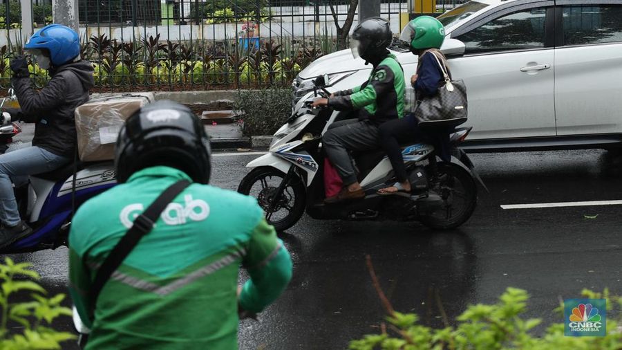 Penumpang menggunakan jasa ojek daring di Stasiun Palmerah, Jakarta, Kamis (8/9/2022). (վ/ Tri Susilo)