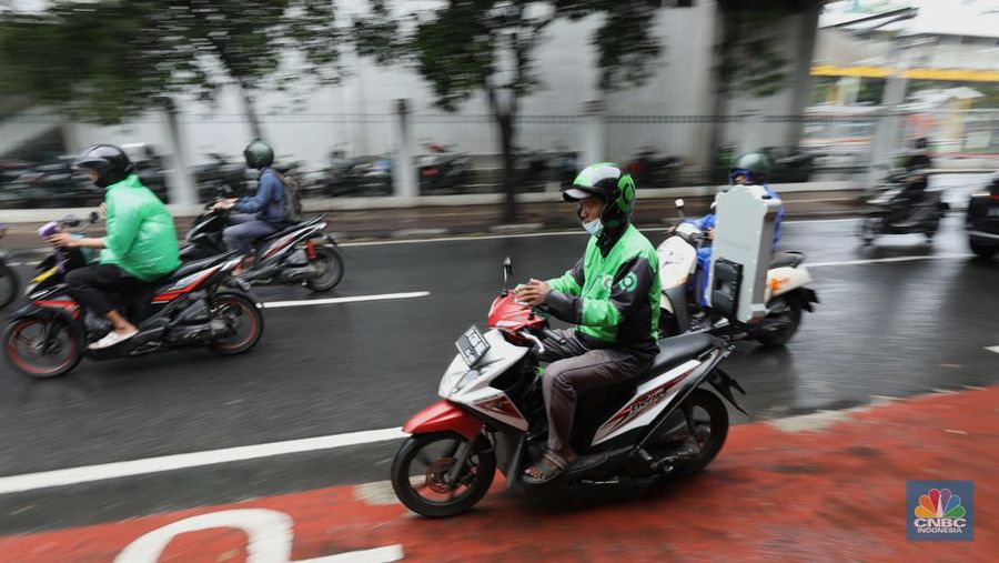 Penumpang menggunakan jasa ojek daring di Stasiun Palmerah, Jakarta, Kamis (8/9/2022). (CNBC Indonesia/ Tri Susilo)