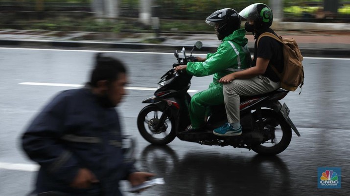 Penumpang menggunakan jasa ojek daring di Stasiun Palmerah, Jakarta, Kamis (8/9/2022). (CNBC Indonesia/ Tri Susilo)