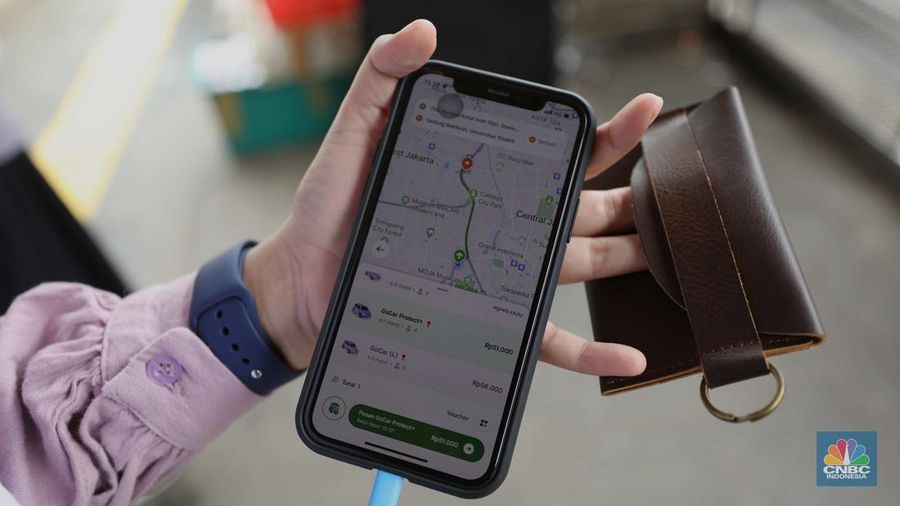 Penumpang menggunakan jasa ojek daring di Stasiun Palmerah, Jakarta, Kamis (8/9/2022). (CNBC Indonesia/ Tri Susilo)