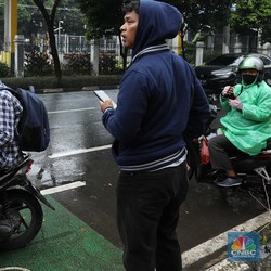Ekonom ke Grab-Gojek-Maxim: Ojol Jangan Dilarang Kerja Dobel!