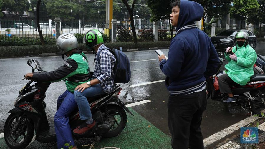 Penumpang menggunakan jasa ojek daring di Stasiun Palmerah, Jakarta, Kamis (8/9/2022). (վ/ Tri Susilo)