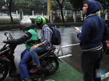 Ekonom ke Grab-Gojek-Maxim: Ojol Jangan Dilarang Kerja Dobel!