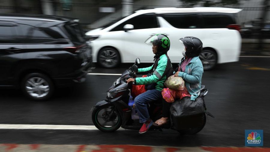 Penumpang menggunakan jasa ojek daring di Stasiun Palmerah, Jakarta, Kamis (8/9/2022). (²©²ÊÍøÕ¾/ Tri Susilo)