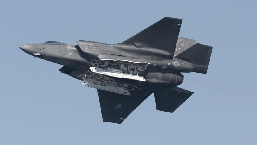 Pesawat tempur siluman Lockheed Martin F-35 Lightning Angkatan Udara AS terbang di atas Teluk San Francisco di San Francisco, California pada 13 Oktober 2019. (Photo by Yichuan Cao/NurPhoto via Getty Images)