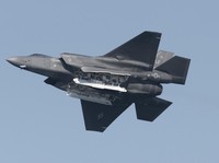 Pesawat tempur siluman Lockheed Martin F-35 Lightning Angkatan Udara AS terbang di atas Teluk San Francisco di San Francisco, California pada 13 Oktober 2019. (Photo by Yichuan Cao/NurPhoto via Getty Images)