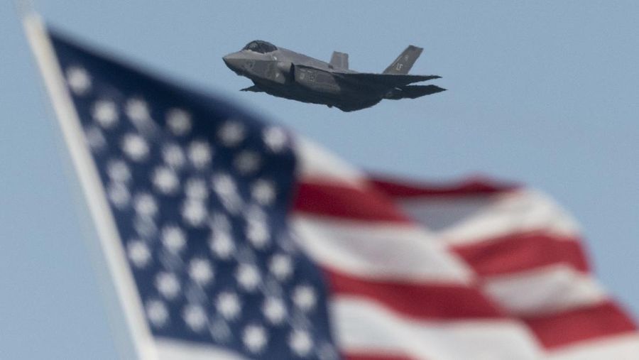 Pesawat tempur siluman Lockheed Martin F-35 Lightning Angkatan Udara AS terbang di atas Teluk San Francisco di San Francisco, California pada 13 Oktober 2019.  (Photo by Yichuan Cao/NurPhoto via Getty Images)