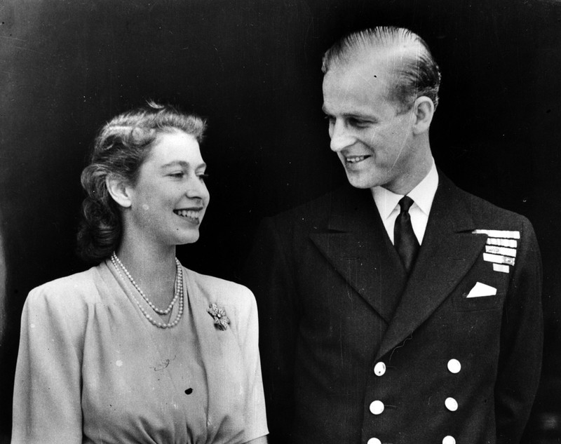 Ratu Inggris Elizabeth II melihat keluar dari jendela mobilnya saat meninggalkan Kapel St George di Kastil Windsor, Windsor, barat London, pada 18 Mei 2019, setelah upacara pernikahan Lady Gabriella Windsor dan Thomas Kingston. (Photo by FRANK AUGSTEIN/POOL/AFP via Getty Images)