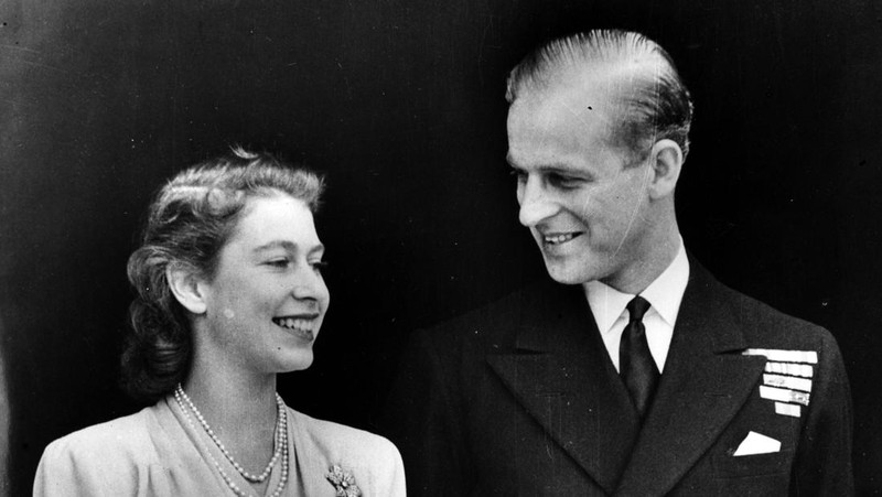 Ratu Inggris Elizabeth II melihat keluar dari jendela mobilnya saat meninggalkan Kapel St George di Kastil Windsor, Windsor, barat London, pada 18 Mei 2019, setelah upacara pernikahan Lady Gabriella Windsor dan Thomas Kingston. (Photo by FRANK AUGSTEIN/POOL/AFP via Getty Images)