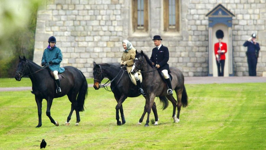 Ratu Inggris Elizabeth II melihat keluar dari jendela mobilnya saat meninggalkan Kapel St George di Kastil Windsor, Windsor, barat London, pada 18 Mei 2019, setelah upacara pernikahan Lady Gabriella Windsor dan Thomas Kingston. (Photo by FRANK AUGSTEIN/POOL/AFP via Getty Images)