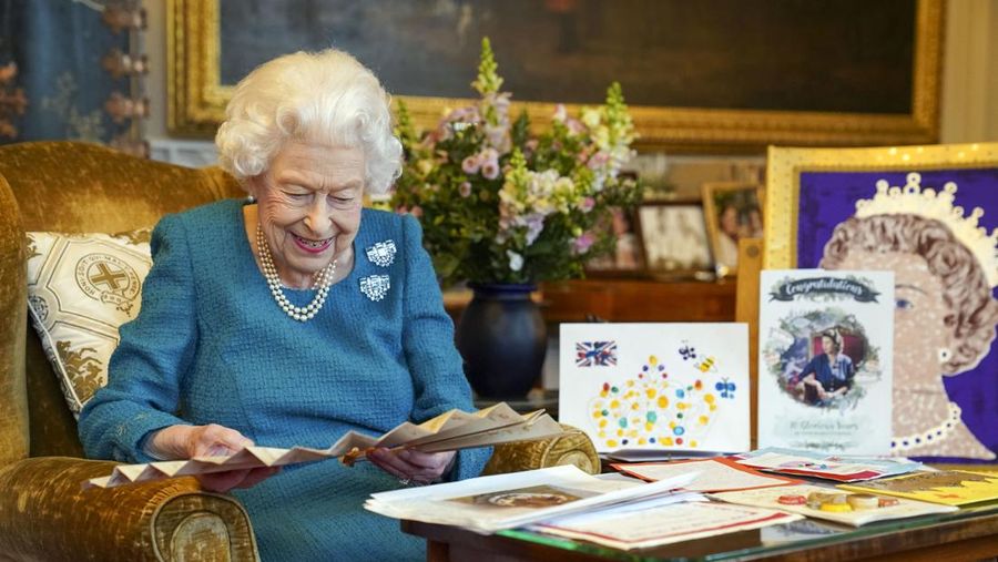Ratu Inggris Elizabeth II melihat keluar dari jendela mobilnya saat meninggalkan Kapel St George di Kastil Windsor, Windsor, barat London, pada 18 Mei 2019, setelah upacara pernikahan Lady Gabriella Windsor dan Thomas Kingston. (Photo by FRANK AUGSTEIN/POOL/AFP via Getty Images)