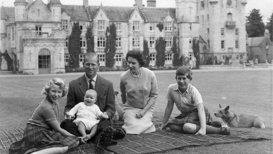 Ratu Inggris Elizabeth II melihat keluar dari jendela mobilnya saat meninggalkan Kapel St George di Kastil Windsor, Windsor, barat London, pada 18 Mei 2019, setelah upacara pernikahan Lady Gabriella Windsor dan Thomas Kingston. (Photo by FRANK AUGSTEIN/POOL/AFP via Getty Images)